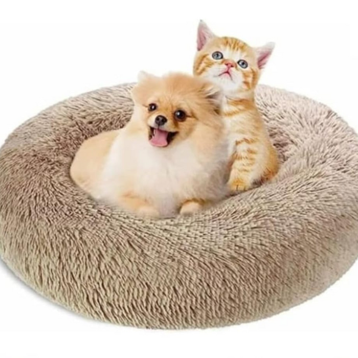 Cama redonda com pêlo Relax de 100 cm na cor castanho claro, perfeita para oferecer máximo conforto e aconchego a cães e gatos de grande porte. Design macio, quente e acolhedor para momentos de descanso.