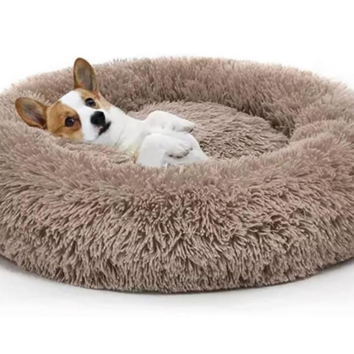 Cama redonda com pêlo Relax de 100 cm na cor castanho claro, perfeita para oferecer máximo conforto e aconchego a cães e gatos de grande porte. Design macio, quente e acolhedor para momentos de descanso.